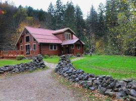 Idyllic Cabin Getaway with Hot Tub By Titus Mountain, hôtel à Malone