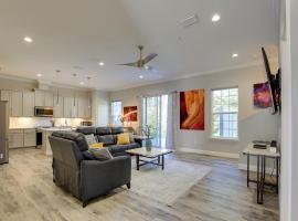 Vibrant Ocala Townhome Close to Golf Club and WEC!, hotell i Ocala Ridge