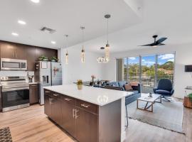 Waterside Retreat: Modern 2BR, Mins to Beach & Apt, hotel in Sarasota