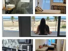 Pé na areia, vista mar, wi-fi e varanda !