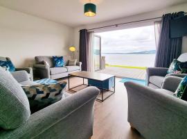 Shoreside Villa - immaculate waterfront property in Skelmorlie，Skelmorlie的飯店