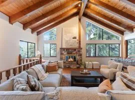 The Pinecrest Retreat- 10 mins to NorthStar! Hot Tub, Large Deck, Views, and Games
