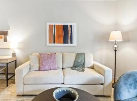 Landing - Modern Apartment with Amazing Amenities (ID7029X00), hotel di Vancouver