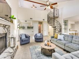 Shalimar Townhome with Screened Porch 6 Mi to Beach, hotel en Shalimar