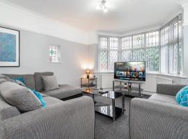 5 Bedroom House - 11 Guests - Huge Driveway for Parking - 316C - Top Rated - Netflix - Wifi - Smart TV, cottage in Birmingham