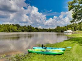 Bells Marina & Fishing Resort - Santee Lake Marion by I95 - Family Adventure, Pets on Request!, hotell med parkeringsplass i Eutawville