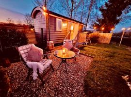 Whiskers and Woods Shepherd Hut, hotel com banheiras de hidromassagem em Denham