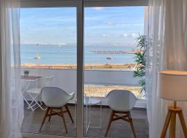 Comfortable bedrooms in apartment with river view, hotel din Almada