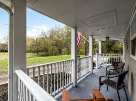 Updated 3bd Cottage on Bike Trail w/ River access!, ξενοδοχείο σε Loveland