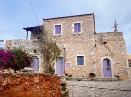 Iliana's house - spacious cave house in the center of Areopolis, Ferienunterkunft in Areopoli