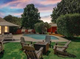 Luxury Escape Home with pool spa game room, üdülőház Flower Moundban
