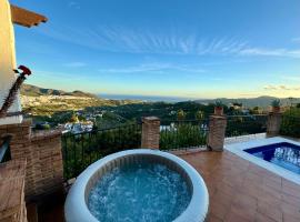 Villa en Frigiliana con piscina, jacuzzi y espectaculares vistas, familiehotel in Frigiliana