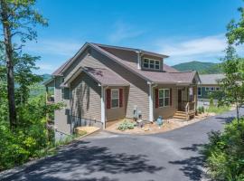 Almost Bearadise Brand New 5 Bedroom Home with Views, cottage in Black Mountain