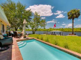 Riverfront Florida Studio with Pool and Hot Tub Access, hotel with parking in La Belle