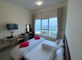 Family rooms with beach view – hotel w mieście Adżman