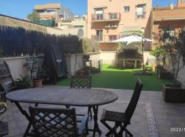 Precioso apartamento con magnífico patio., ξενοδοχείο σε Σαν Φελίου δε Λιοβρεγάτ