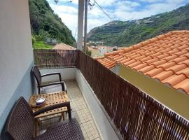 2 bed room apartment , sea view, 10 minutes walk to the beach, hotel in Ribeira Brava