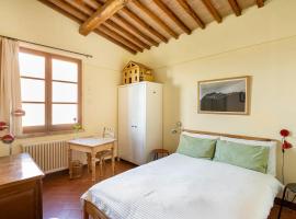 Cozy room at Podere Noceto，Grotti的有停車位的飯店