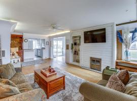 Quiet Manistee Home with Patio Less Than 1 Mi to Beaches!, hotel v destinaci Manistee