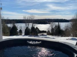 Private Waterfront SPA Perfect Sunsets Lake, hotel a Nominingue