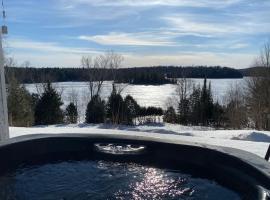 Private Waterfront SPA Perfect Sunsets Lake, cabin in Nominingue