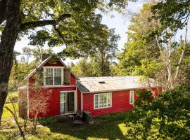 The Accord Estate: Historic Stone House & Barn, vilă din Accord