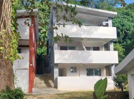 Olivers Binucot Beach House, casa de hóspedes em Romblon