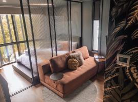 The Green Rooms - Luxury themed micro apartments inspired by tiny home design: Canberra şehrinde bir daire