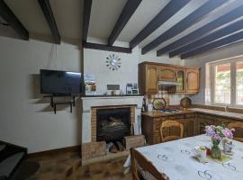 Charmante maison de campagne avec jardin privatif, proche étangs et nature, idéale rando et vélo. - FR-1-591-80, Hotel in Rosnay
