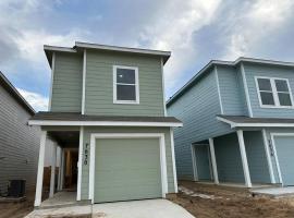 2-Story 3BR Home near Lackland and SeaWorld, hotel v destinaci Helotes