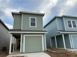 2-Story 3BR Home near Lackland and SeaWorld, hótel í Helotes