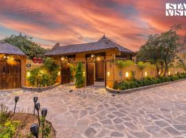 StayVista's Majestic Mud House - Rajasthani Architecture with Modern Amenities, Outdoor Pool, Adventure Activities, and Spa, hotel v destinaci Puškar