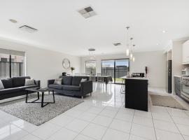 Modern 4BR house perfect for family getaway, αγροικία σε Point Cook