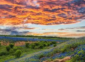 The Outlook - Spa and deck views of Hill Country, hotel in Dripping Springs