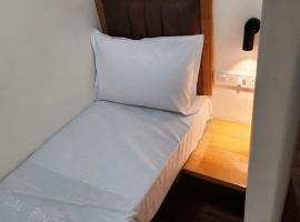 Galaxy Cabin Stay And Dormitory、ムンバイのホテル
