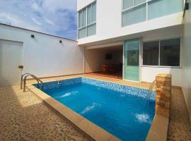 Alojamiento en Cerro Azul con Piscina, Terraza, cerca del mar, hotell i Cerro Azul