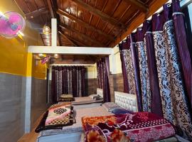 Kirola hotels, habitación en casa particular en Rāmgarh