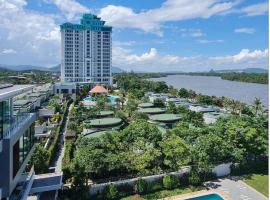 Castle Bayview Resort & Spa, beach hotel in Kampot