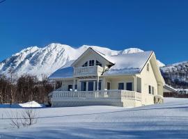 Blabergan Lodge, holiday home in Nord-Lenangen