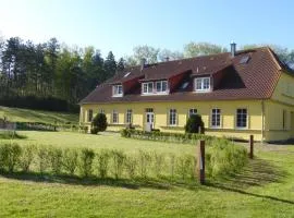 Gut-Rattelvitz-Parterre-C-hochwertig-Sauna-Kamin-eTankstelle-Spielscheune-15-000qm-Parkland