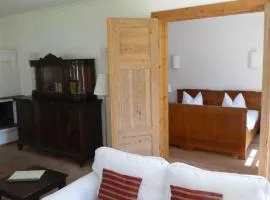 Gut-Rattelvitz-Parterre-C-hochwertig-Sauna-Kamin-eTankstelle-Spielscheune-15-000qm-Parkland