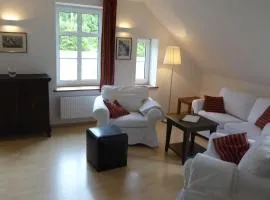 Gut-Rattelvitz-Galerie-D-hochwertig-Sauna-Kamin-eTankstelle-Spielscheune-15-000qm-Parkland