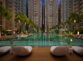 Downtown Delight With Swimming Pool，勒克瑙的度假村
