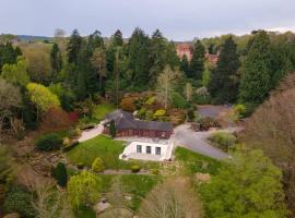 Modern country villa, stunning gardens and view, hotel en Royal Tunbridge Wells