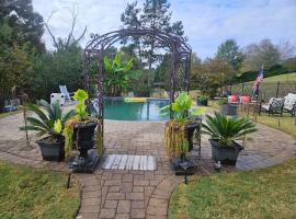 Serendipity Vacation Rentals, Hotel in Flowery Branch