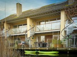 Eider Cottage Lower Mill Estate Lakeside Escape with Spa Access, spa hotel u gradu Sirensester
