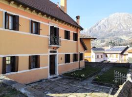 Beautiful holiday home with garden, hotel v mestu Chies dʼAlpago