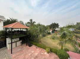 Kotedža Moksha Farm, 3BHK Luxury Farm Stay, 7000 sq ft pilsētā Noida