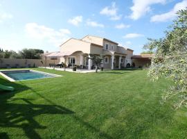 charming villa with heated pool, 14 people, located in aureille, near les baux de provence, in the alpilles, casa vacanze a Aureille