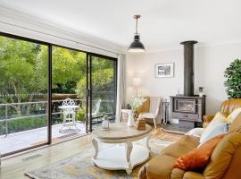 Tranquil Leura Escape: Cozy Fireplace & Gardens, hotel in Leura